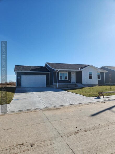 613 Kenneth Dr, Grand Island, NE 68803