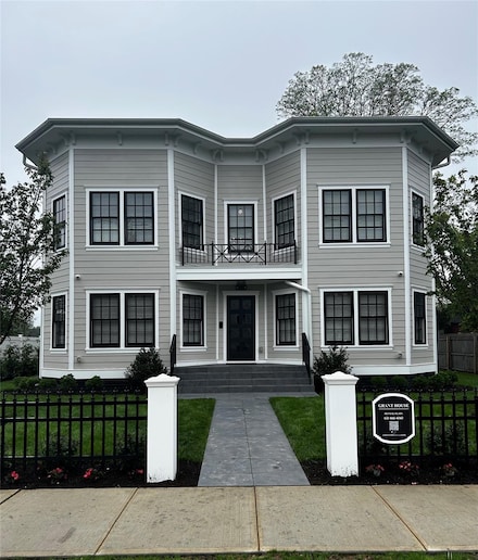 20 Grant Ave, Islip, NY 11751