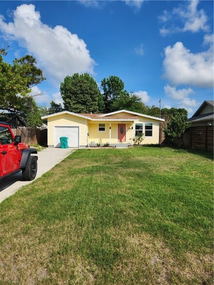 413 S 13th St, Aransas Pass, TX 78336