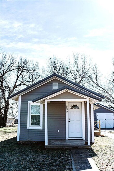 609 E Maple St, Cushing, OK 74023