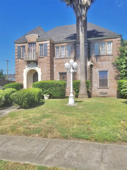 2715 Southmore Blvd, Houston, TX 77004
