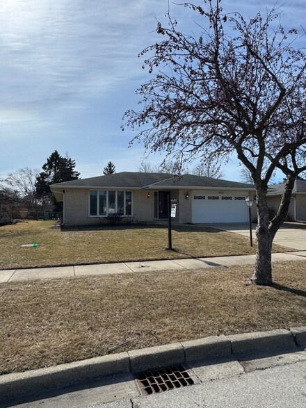 1815 E Seminole Ln, Mount Prospect, IL 60056