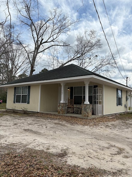 107 St, Baxley, GA 31513