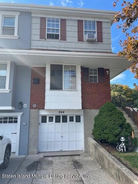 944 Clove Rd, Staten Island, NY 10301