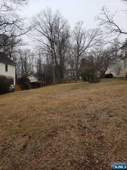 51 Crane St, Caldwell, NJ 07006