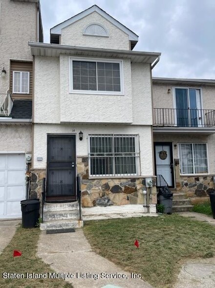 14 Long Pond Ln, Staten Island, NY 10304