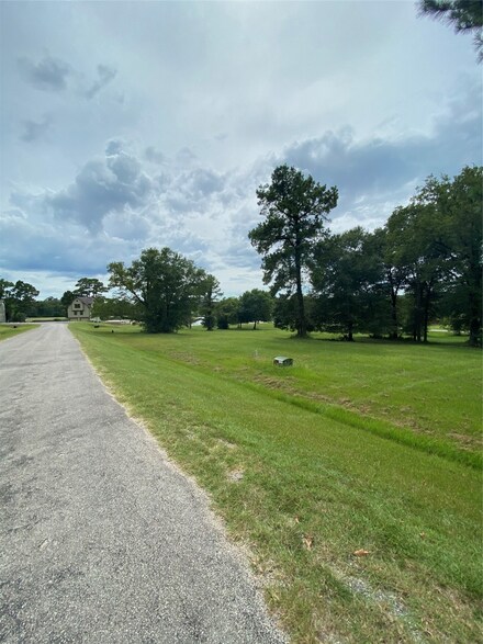 60 Lakecrest Ln, Huntsville, TX 77340