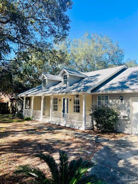 6880 Andalusian Ct, Navarre, FL 32566