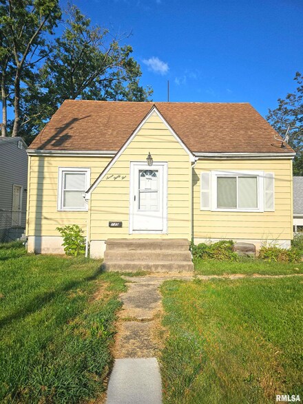 735 N Idaho St, West Peoria, IL 61604