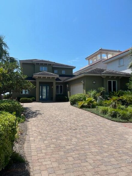2572 Cayenne Ln, Shalimar, FL 32579