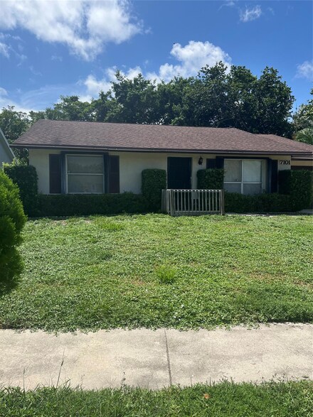 7101 Glenwood Dr, Boynton Beach, FL 33436