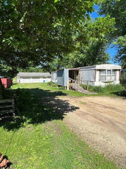 555 4th Ave NE, Mazeppa, MN 55956