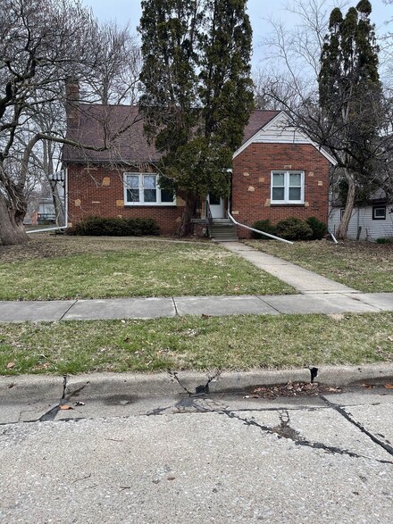 112 W Ells Ave, Champaign, IL 61820