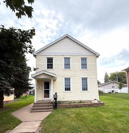 104 N 4th St, Bellevue, IA 52031