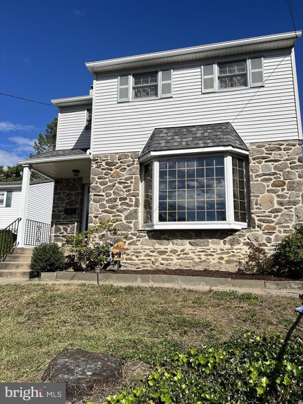 14 Colonial Dr, Havertown, PA 19083