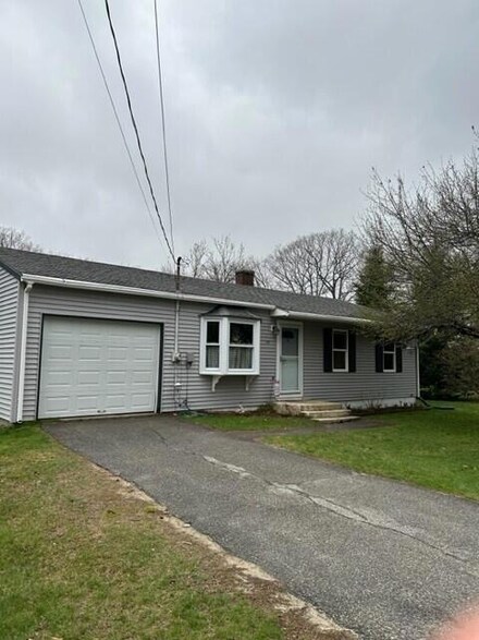 22 Pinewood Dr, Topsham, ME 04086