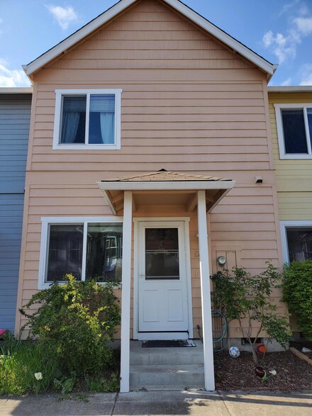59 California St, Ashland, OR 97520