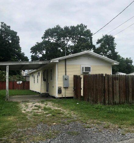 426 1/2 W Spruce St, Crowley, LA 70526