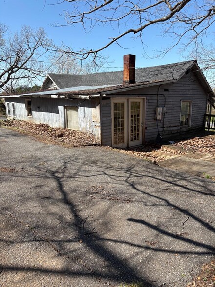 5935 Wards Rd, Evington, VA 24550