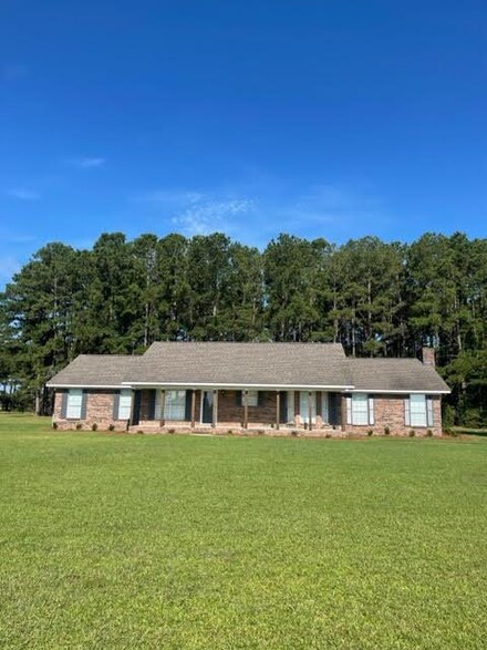 3102 Oak Springs Dr, Eufaula, AL 36027