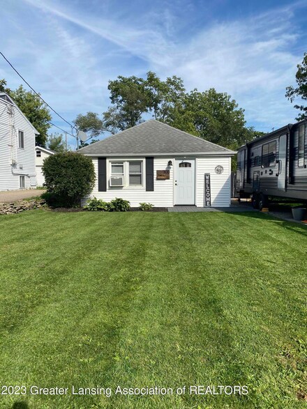 400 N Grace St, Lansing, MI 48917