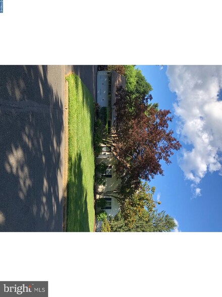 6 Silverspruce Rd, Levittown, PA 19056