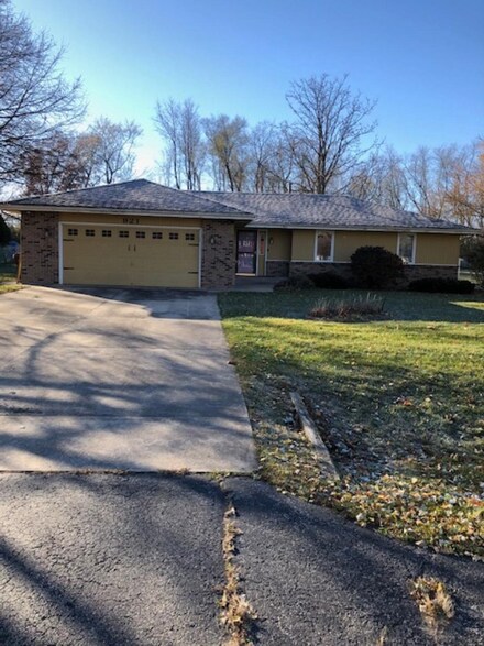 921 Greglynn St, Machesney Park, IL 61115