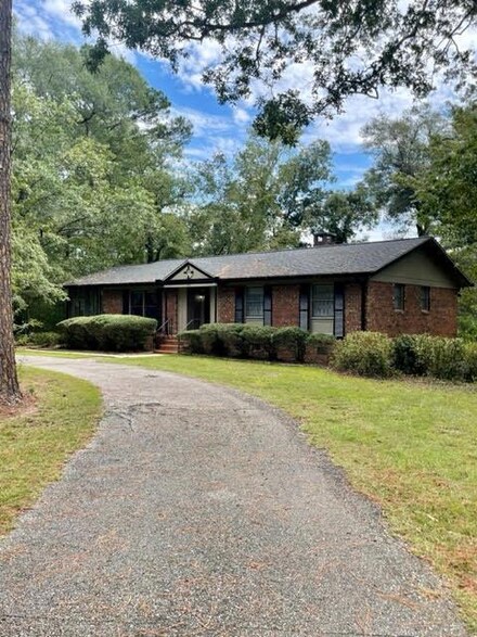 1505 Barbour Ln, Eufaula, AL 36027