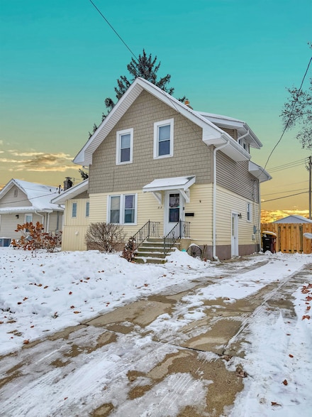 813 W Cleveland St, Freeport, IL 61032