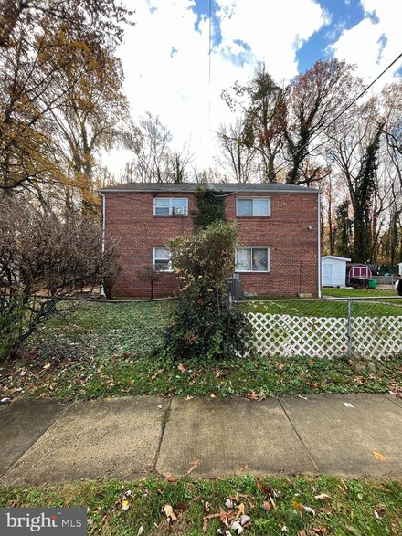 6011 Longfellow St, Riverdale, MD 20737
