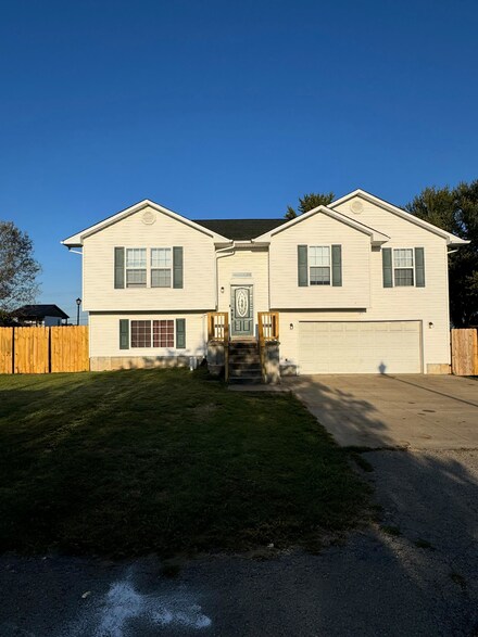 121 Penny Ln, Farmington, MO 63640
