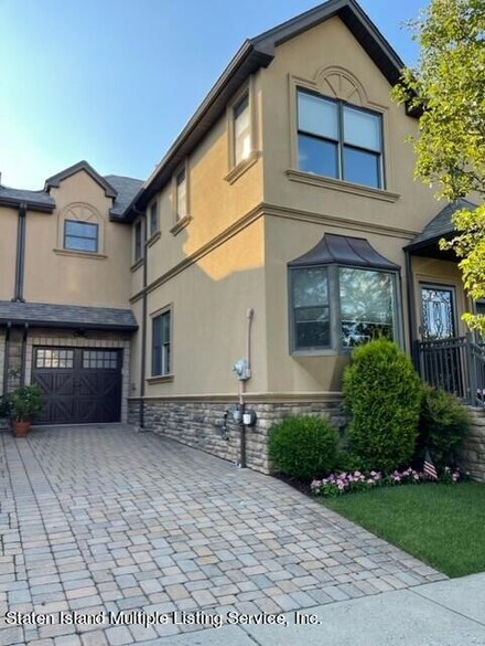 21 Dockside Ln, Staten Island, NY 10308