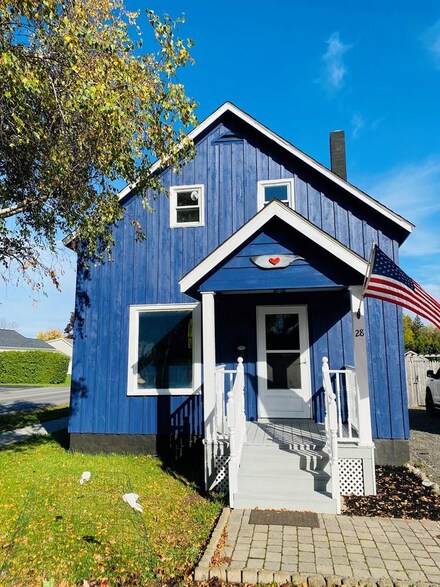 28 Champlain St, Rouses Point, NY 12979