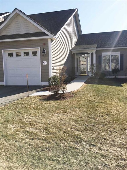 15 Old Stage Rd, Litchfield, NH 03052