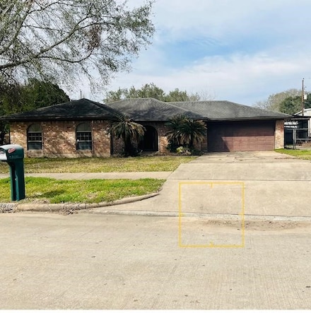 13610 Lynnwood Ln, Sugar Land, TX 77498