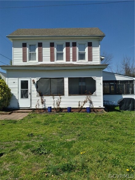 517 8th St, West Point, VA 23181