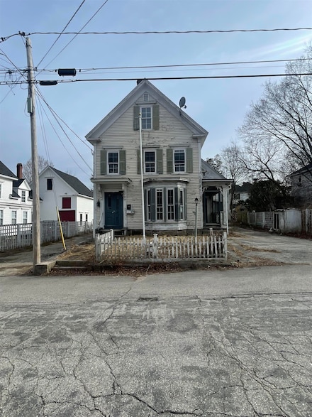 7 Lincoln St, Farmington, NH 03835