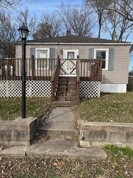 3840 Saint Joseph Ct, Lake Station, IN 46405