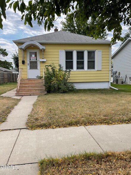 610 3rd St SE, Jamestown, ND 58401