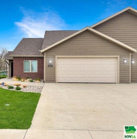 306 Prairie Bluff Dr, Sergeant Bluff, IA 51054