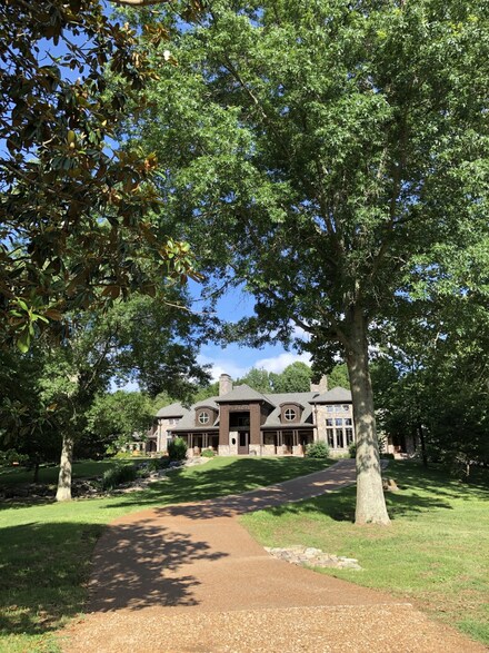 5836 Hillsboro Pike, Nashville, TN 37215