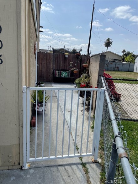 2006 E Hatchway St, Compton, CA 90222