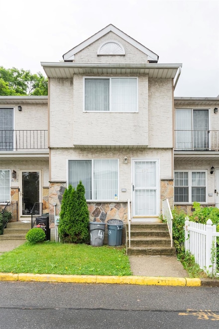 417 Skyline Dr, Staten Island, NY 10304