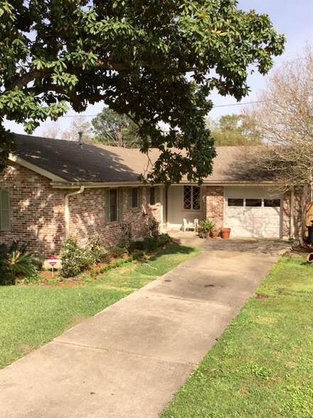 3217 Ridgeway Dr, Metairie, LA 70002