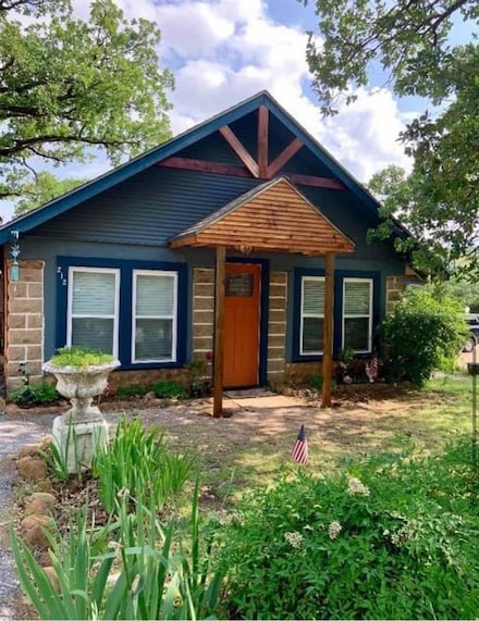212 E Lake Dr, Medicine Park, OK 73557