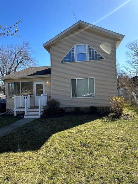 415 S Main St, Lawton, MI 49065