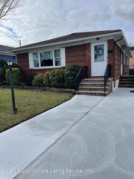 242 Byrne Ave, Staten Island, NY 10314