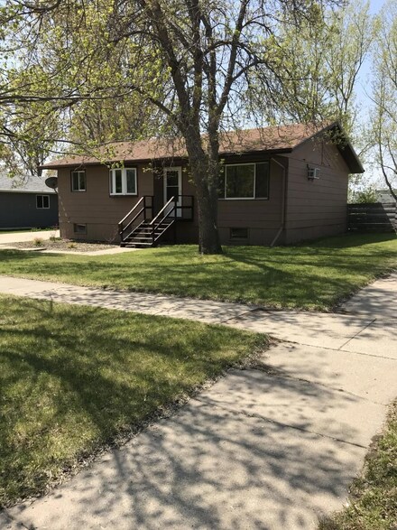 1017 Elbowoods Dr, Hazen, ND 58545