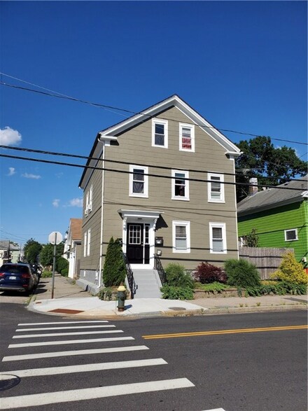 135 River Ave, Providence, RI 02908