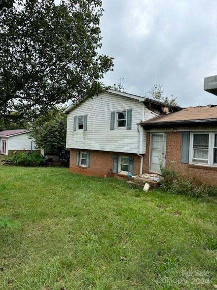 1247 Fieldcrest Dr, Hickory, NC 28602